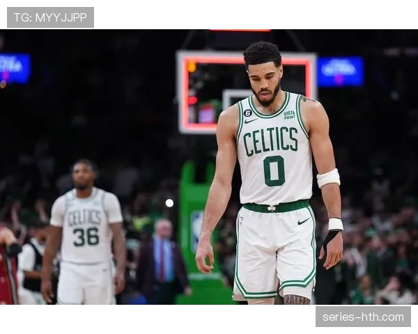 塔图姆利用挡拆拉开空间提升三分命中率，明显优于上赛季表现